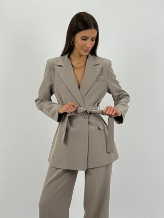 Completo Giacca e Pantalone Amelia con Cintura Tortora