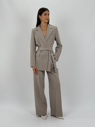 Completo Giacca e Pantalone Amelia con Cintura Tortora