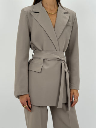 Completo Giacca e Pantalone Amelia con Cintura Tortora