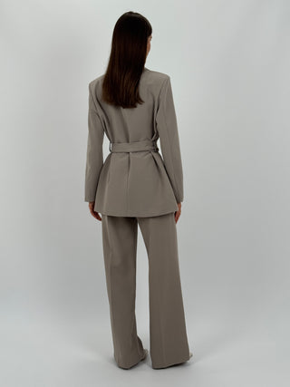 Completo Giacca e Pantalone Amelia con Cintura Tortora