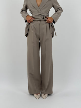 Completo Giacca e Pantalone Amelia con Cintura Tortora