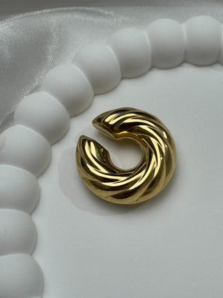 Boucle d'oreille tressée en forme de dôme doré