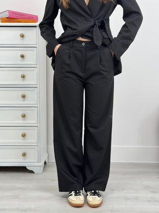 Pantalon noir éveillé