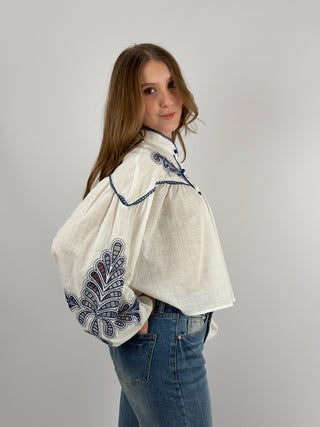 Camicia Bianca con Ricami Blu