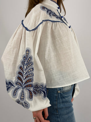 Camicia Bianca con Ricami Blu