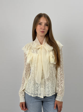 Camicia in Pizzo con Fiocco e Volant Crema