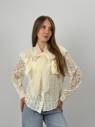 Camicia in Pizzo con Fiocco e Volant Crema