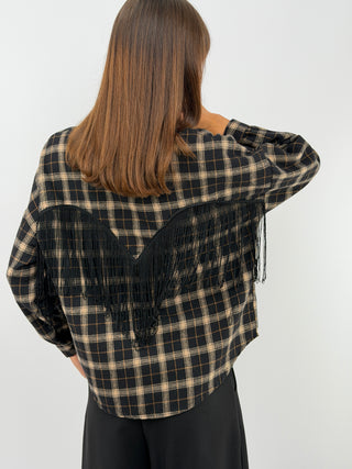 Camicia nera in fantasia a quadri, in tessuto morbido misto cotone, con applicazione di frange sul retro. Chiusura con bottoni.