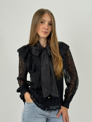 Camicia in Pizzo con Fiocco e Volant Nera