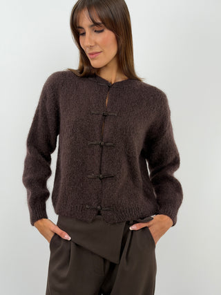 Cardigan marrone con alamari in stile orientale, in tessuto morbido misto mohair. Girocollo con finiture a costine.