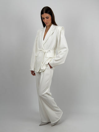 Completo Blazer con Spalle Strutturate e Pantalone Bianco