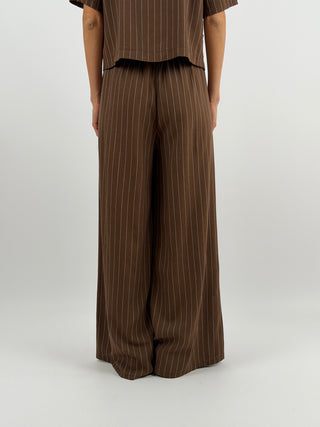 Completo Gessato con Chiusura Incrociata Marrone