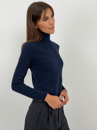 Dolcevita blu a maniche lunghe con collo alto.