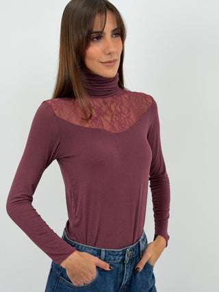 Dolcevita burgundy a maniche lunghe e collo alto con inserto in pizzo. Tessuto morbido e sottile con cashmere.