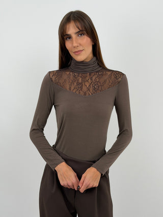 Dolcevita marrone a maniche lunghe e collo alto con inserto in pizzo. Tessuto morbido e sottile con cashmere.