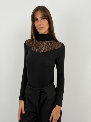Dolcevita nera a maniche lunghe e collo alto con inserto in pizzo. Tessuto morbido e sottile con cashmere.