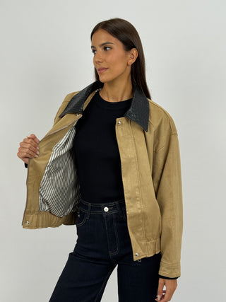 Giubbino in Suede con Colletto Intrecciato Beige