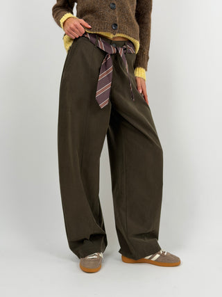 Pantalone con Cravatta Verde