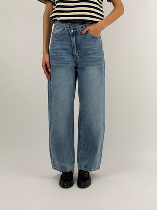 Jeans Criss Cross con Chiusura Incrociata