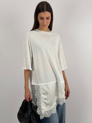 T-Shirt Bianca Asimmetrica con Pizzo
