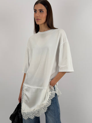 T-Shirt Bianca Asimmetrica con Pizzo