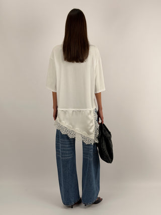 T-Shirt Bianca Asimmetrica con Pizzo
