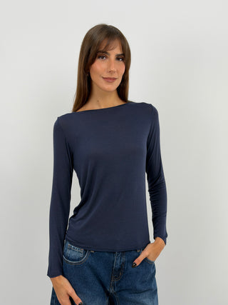 Maglia blu in tessuto morbido e sottile con cashmere, girocollo e maniche lunghe.