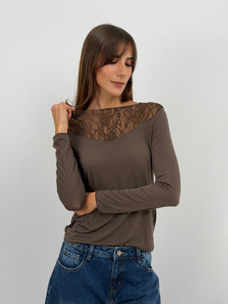 Maglia marrone a maniche lunghe e collo alto con inserto in pizzo. Tessuto morbido e sottile con cashmere.
