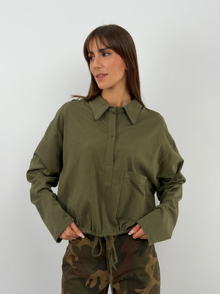 Maglia verde militare a maniche lunghe con colletto e bottoni. Fit oversize con coulisse regolabile sul fondo e tasca frontale.