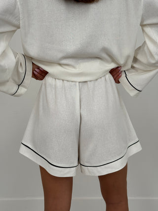 Coordinato Camicia e Shorts con Bordi a Contrasto Bianco