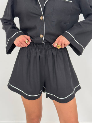 Coordinato Camicia e Shorts con Bordi a Contrasto Nero