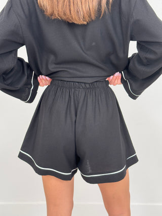 Coordinato Camicia e Shorts con Bordi a Contrasto Nero