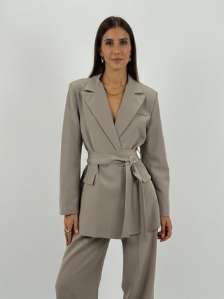 Completo Giacca e Pantalone Amelia con Cintura Tortora