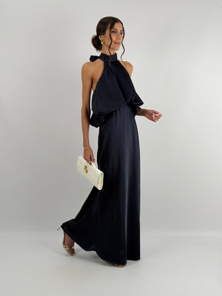 Abito blu in tessuto satinato con collo halter e top con balza arricciata. Spalline sottili e regolabili.