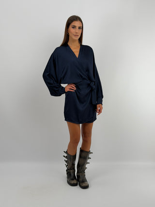 Abito Satin a Portafoglio Blu - Abito corto blu in raso a portafoglio con scollo a V incrociato. Maniche lunghe con bottoni sul polso e chiusura da annodare in vita. | Paloma Store