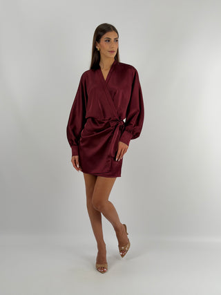 Abito Satin a Portafoglio Bordeaux - Abito corto bordeaux in raso a portafoglio con scollo a V incrociato. Maniche lunghe con bottoni sul polso e chiusura da annodare in vita. | Paloma Store