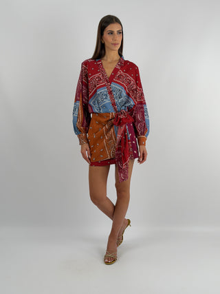 Abito in Cotone con Fantasia Bandana Burgundy - Abito corto burgundy in cotone, a maniche lunghe, con fantasia bandana, scollo a V e gonna a portafoglio. | Paloma Store