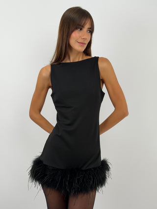 Abito Nero con Piume - Lumina - Abito corto nero in tessuto sartoriale strutturato, senza maniche. Orlo inferiore decorato con piume e scollo a U sul retro. Fondo costruito a shorts, chiusura posteriore centrale con zip invisibile e fodera interna. | Paloma Store