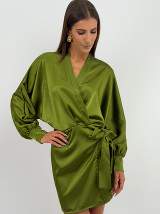 Abito Satin a Portafoglio Verde Oliva - Abito corto verde oliva in raso a portafoglio con scollo a V incrociato. Maniche lunghe con bottoni sul polso e chiusura da annodare in vita. | Paloma Store