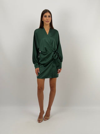 Abito Satin a Portafoglio Verde Scuro - Abito corto verde scuro in raso a portafoglio con scollo a V incrociato. Maniche lunghe con bottoni sul polso e chiusura da annodare in vita. | Paloma Store