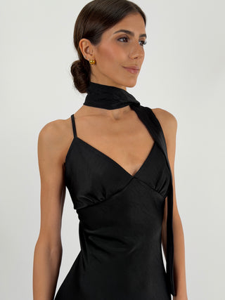 Abito Lungo in Satin con Foulard Nero
