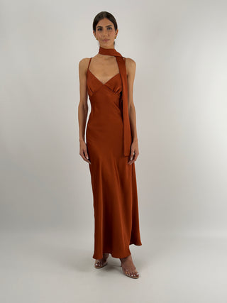 Abito Lungo in Satin con Foulard Ruggine