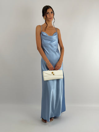 Abito Satin Schiena Scoperta Azzurro Polvere - Abito lungo azzurro polvere in tessuto satinato con scollo morbido e spacco laterale. Spalline sottili e regolabili e scollatura profonda a V sulla schiena. | Paloma Store