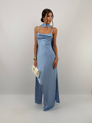 Abito Lungo Satin con Foulard Azzurro Polvere - Abito lungo azzurro polvere in tessuto satinato, con spalline sottili e regolabili e top drappeggiato. In dotazione un foulard abbinato. | Paloma Store