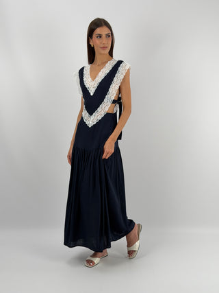 Abito con Inserti in Pizzo Blu Lumina - Abito lungo blu Lumina con scollo a V, inserti in pizzo e cut out laterale con fibbie regolabili | Paloma Store