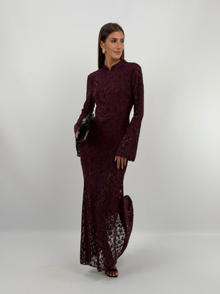 Abito Lungo in Pizzo Burgundy - Abito lungo burgundy in pizzo con maniche lunghe, colletto, chiusura sul retro e sottoveste tono su tono. | Paloma Store