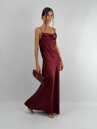 Abito Satin Schiena Scoperta Burgundy - Abito lungo burgundy in tessuto satinato con scollo morbido e spacco laterale. Spalline sottili e regolabili e scollatura profonda a V sulla schiena. | Paloma Store
