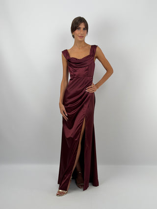Abito Lungo con Spacco Burgundy - Abito lungo burgundy in tessuto satinato con spacco frontale e arricciature laterali. Scollo morbido con pieghe e spalline larghe. Zip nascosta sul retro. | Paloma Store