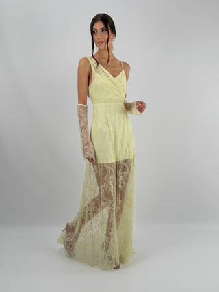 Abito in Pizzo Giallo con Guanti Lumina - Abito lungo giallo Lumina in pizzo floreale trasparente, con scollo monospalla e drappeggio sul | Paloma Store