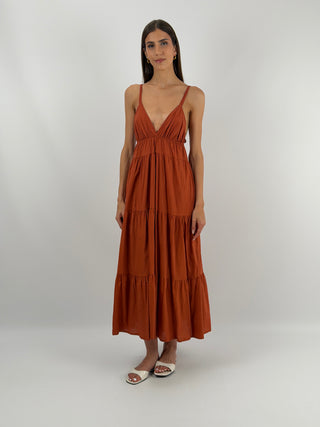 Abito Lungo in Cotone Ruggine a balze, con scollo a V e spalline sottili e regolabili | Paloma Store